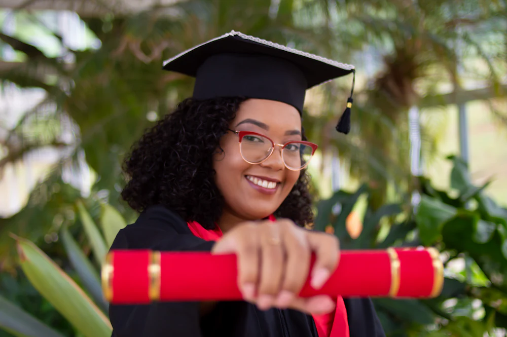 Jeune diplômée souriante tenant son diplôme