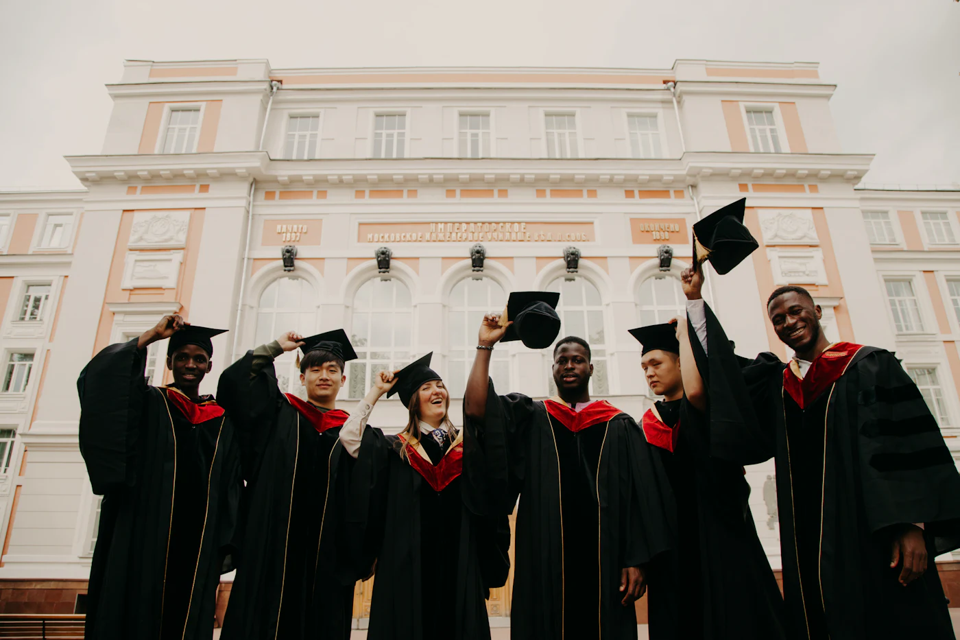 Jeunes diplômés en toge célébrant leur réussite